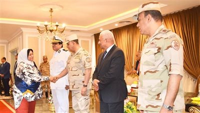 محافظ السويس يكرم أسر الشهداء ومصابي العمليات الحربية