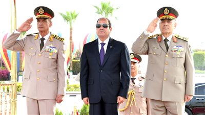 الرئيس السيسى يضع إكليل من الزهور على النصب التذكاري للجندي المجهول بمدينة نصر