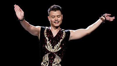 على واحدة ونص.. دورة لتعليم الرجال الرقص في قنا