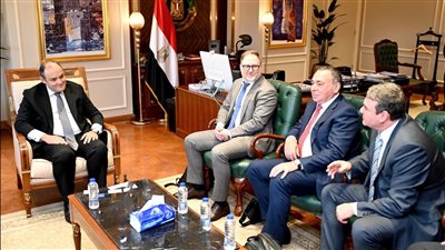 وزير التجارة والصناعة يبحث مع ممثلي شركتين نمساوية وتشيكية خطط انشاء مشروع مشترك لإنتاج سيانيد الصوديوم في مصر
