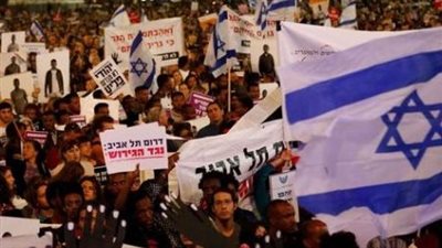 آلاف الإسرائيليين يتظاهرون بتل أبيب للمطالبة بإبرام صفقة تبادل للمحتجزين