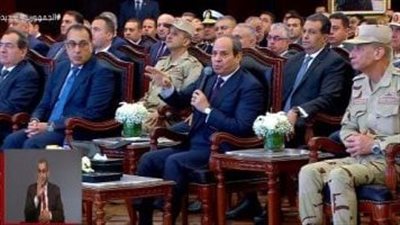 الرئيس السيسى للشباب: فيه وظايف ممكن تشتغلها فى البيت وتكسب 100 ألف دولار شهريا