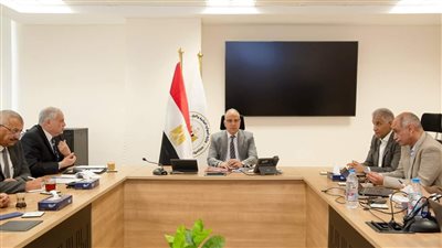  وزير الموارد المائية يعقد إجتماعاً لمتابعة مشروع تعزيز التكيف مع التغيرات المناخية بالساحل الشمالي ودلتا نهر النيل