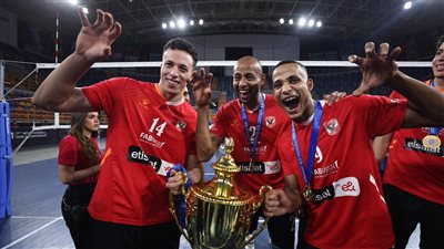 بعد تحقيق الرباعية.. محمود الخطيب يكرم رجال طائرة الأهلي