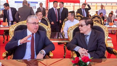 رئيس اقتصادية قناة السويس يشهد مراسم وضع حجر أساس مصنع 