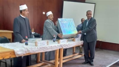 المنطقة الأزهرية بالسويس تكرم مدير أمن المنطقة لبلوغه سن التقاعد