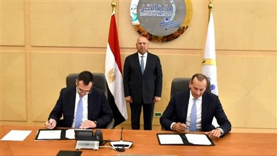 وزير النقل يشهد توقيع عقد تنفيذ أعمال البنية الفوقية لمشروع محطة الحاويات تحيا مصر 1 بميناء دمياط