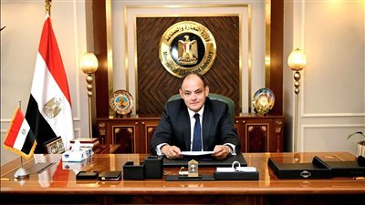 وزير التجارة والصناعة يستعرض تقريراً بشأن دور هيئة المواصفات والجودة في اصدار المواصفات القياسية الخاصة باستدامة المياه 