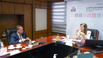 وزيرة التخطيط تناقش مع رئيس مجلس إدارة مدينة طربول الصناعية اهم إنجازات المدينة خلال العام الماضى