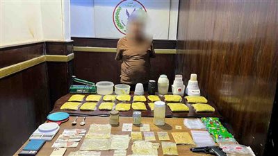 بحوزته 12 كيلو مواد مخدرة.. ضبط عاطل بتهمة تصنيعه المواد المخدرة والإتجار بها 