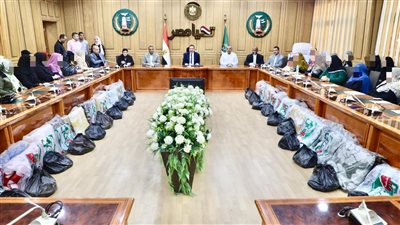 محافظ المنوفية يوزع مساعدات مالية وعينية لـ 53 حالة إنسانية من الأسر الأولى بالرعاية وذوي الهمم