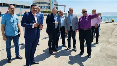 البحر الأحمر تنفذ مناورة  حريق على أحدى الوحدات البحرية بماني السويس