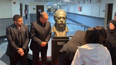 إزاحة الستار عن تمثال العامري فاروق في الأهلي | صور