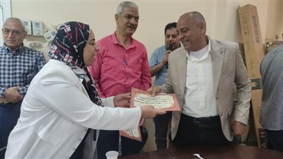 مديرية العمل بالسويس تكرم 3 من موظفيها لبلوغهم السن القانونية