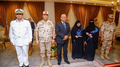 جمعية المحاربين القدماء وضحايا الحرب تكرم عدداً من أسر الشهداء والمصابين بقيادة الجيش الثالث الميدانى 