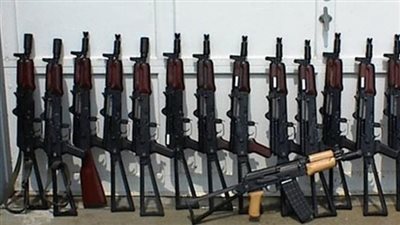 بحوزتهم أسلحة نارية.. ضبط 4 عاطلين بتهمة سرقة من داخل أحد المواقع