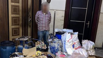 بدون ترخيص..  ضبط مالك ورشة تصنيع مستحضرات تجميل 