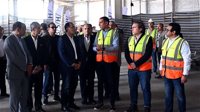 رئيس الوزراء يتفقد مشروع إنشاء مصنع 