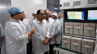 رئيس الوزراء يتفقد مصنع شركة 