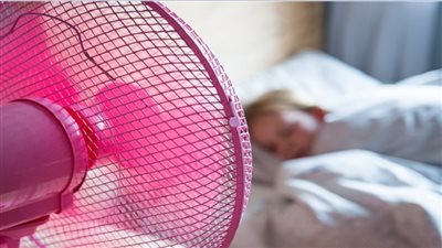 لهذه الأسباب.. أهمية عدم تشغيل المروحة ليلا أثناء النوم