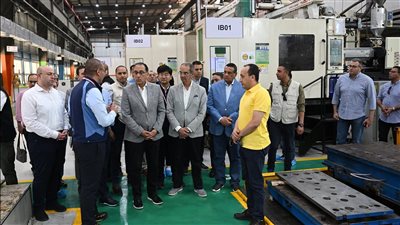 رئيس الوزراء يتفقد مجمع مصانع 