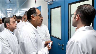رئيس الوزراء يتفقد مصنع 