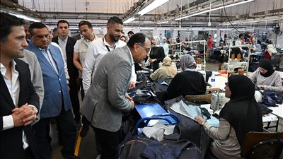 رئيس الوزراء يتفقد مصنع شركة 