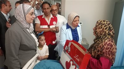 وفد من الهلال الأحمر يطمئن على مصابى غزة بمستشفى الصدر بالسويس