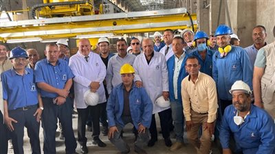وزير قطاع الأعمال ومحافظ قنا في جولة تفقدية لمصانع مجمع الألومنيوم بنجع حمادي