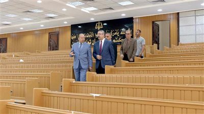 رئيس جامعة المنصورة يتفقد أعمال التطوير والتجديد المدرجات بكلية الحقوق 