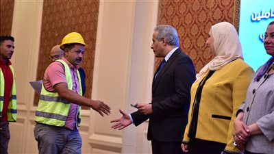 وزير العمل يُشارك فعاليات تسليم كارنيهات مزاولة مهنة لمُتدربين في مجال النظافة وإدارة المُخلفات 