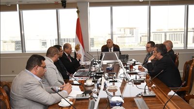 وزير الإسكان يتابع سير العمل بهيئة المجتمعات العمرانية وأجهزة المدن الجديدة