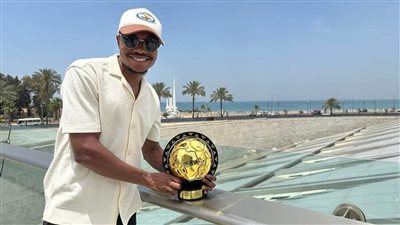 أنا اخترت التاريخ.. بيرسي تاو يحتفل بجائزة أفضل لاعب ودوري الأبطال بالإسكندرية