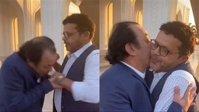 علاء مرسي يقبل يد 