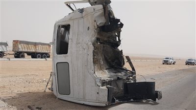 تفاصيل حادث تصادم سيارة نقل بحاجز خرسانى بطريق السويس