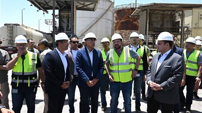 رئيس الوزراء يتفقد مصنع الشركة الوطنية للزيوت النباتية