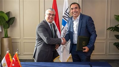 باستثمارات 40 مليون دولار.. اقتصادية قناة السويس توقع عقد حق انتفاع لمصنع 