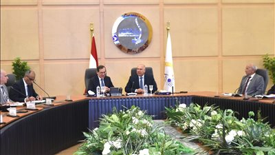 وزيرا النقل والبترول والثروة المعدنية يعقدان اجتماعا موسعاً لبحث آخر المستجدات الخاصة بعدد من المشروعات  