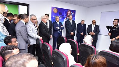 وزير العمل يتابع إختبارات متدربين.. ويتفقد 