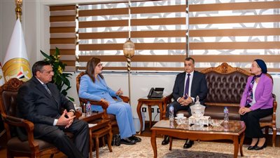 وزراء التخطيط والتنمية المحلية والبيئة والإنتاج الحربي يوقعون عقود تنفيذ مصنع تدوير المخلفات الصلبة البلدية 