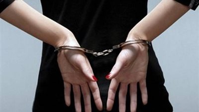  لتحقيق أرباح غير مشروعة.. ضبط سيدة بتهمة بث مقاطع فيديو خادشة للحياء