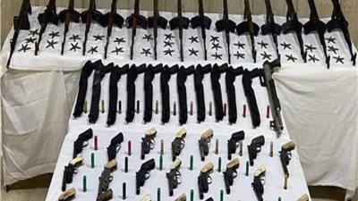 في حملة أمنية.. ضبط عدد من الأسلحة النارية والذخائر غير مرخصة بمنزل أحد العناصر الإجرامية 