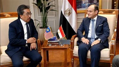 وزير التجارة والصناعة يبحث مع وزير الزراعة والسلع الماليزي فرص تعزيز التعاون التجاري 