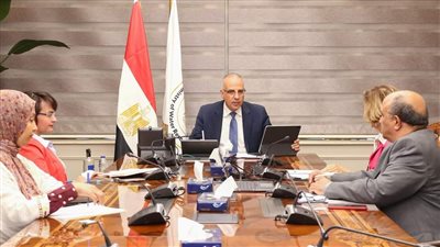 سويلم يلتقى رئيس لجنة الرى بغرفة الصناعة الفرنسية 