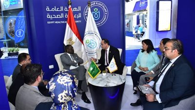 رئيس الرعاية الصحية يلتقي مع المدير العام لمركز الوقاية ومكافحة الأمراض الأفريقي 