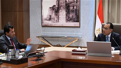 رئيس الوزراء يتابع مع وزير الشباب عددا من ملفات عمل الوزارة 