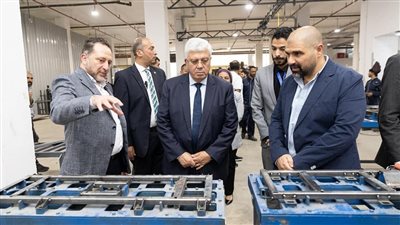 وزير التعليم العالي يتفقد مقر شركة 
