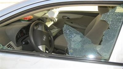 كشف ملابسات فيديو تعرّض سائق لكسر زجاج سيارته بطريق العلمين