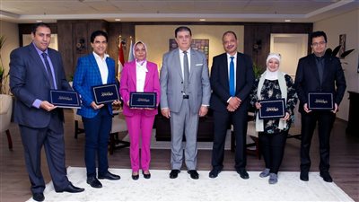 حسين زين  يكرم العاملين بمركز معلومات الوطنية للإعلام.. صور 