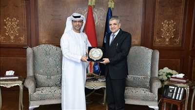 الفريق أسامة ربيع يلتقي العضو المنتدب لمجموعة موانئ أبو ظبي لبحث سبل التعاون المشترك